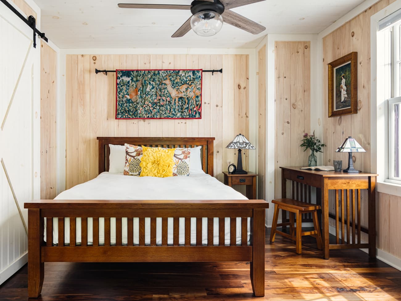 Honey's Farmhouse Queen Sunrise Room