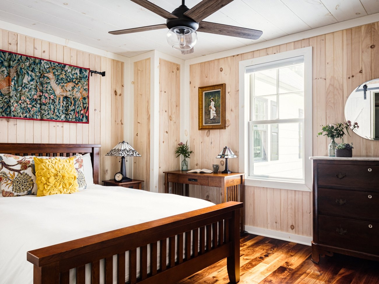 Honey's Farmhouse Queen Sunrise Room